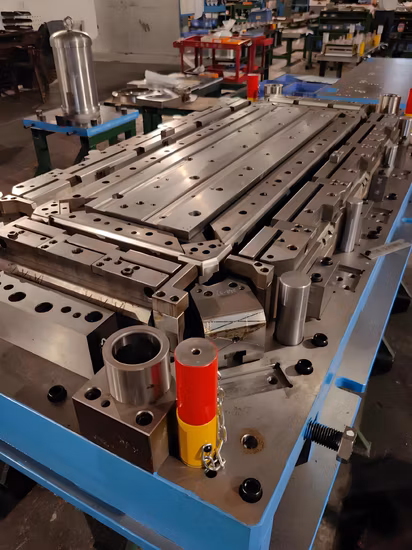 Штамповочная матрица/прессовая матрица/перфорационная матрица/аппаратная матрица для деталей из листового металла микроволновой печи/компонента/продукта